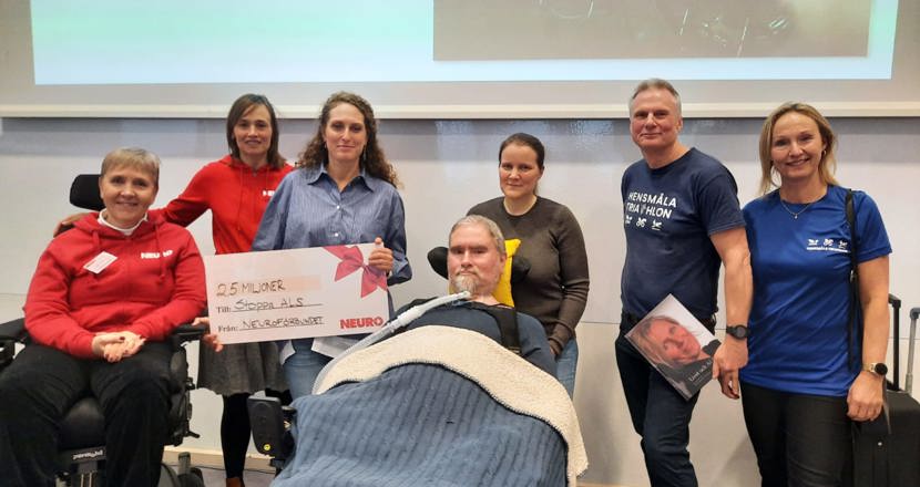 Gruppbild där läkaren Caroline Ingress får mota en stor check till forskningen. Foto.