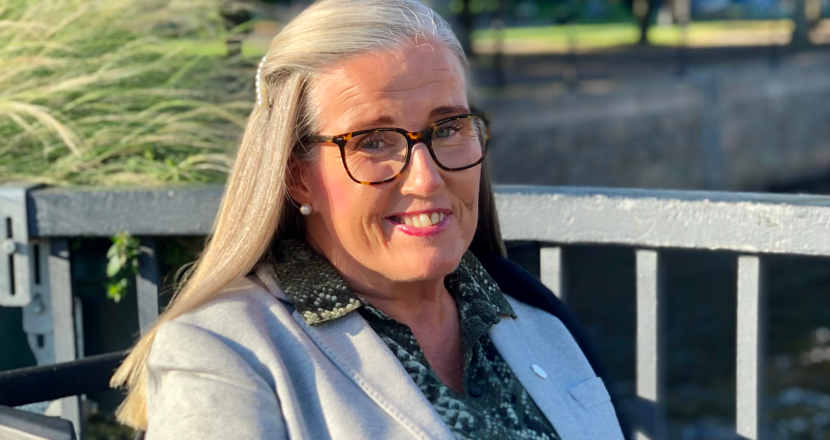 Pia Jansson klädd i en grå jacka. Porträttfoto.