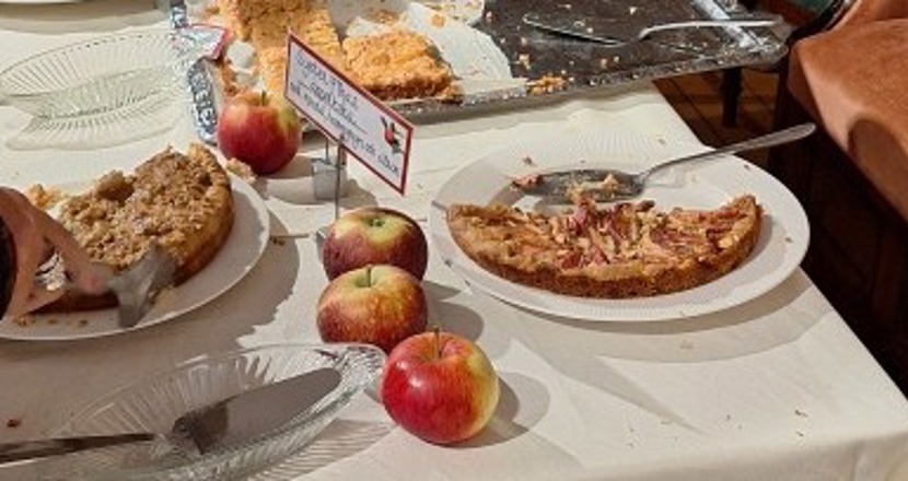 Ett bord fyllt med olika äppelpajer