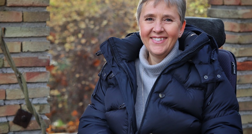 Lise Lidbäck ler klädd i en mörkblå dunjacka. Foto.