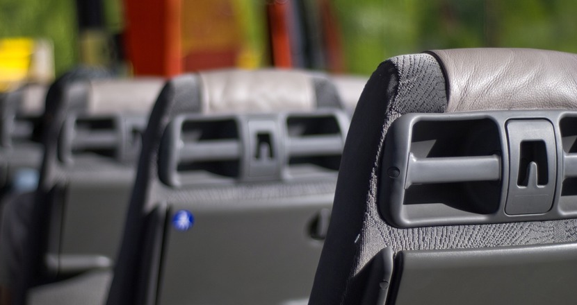 Bussäten bakifrån i bussen. Foto.