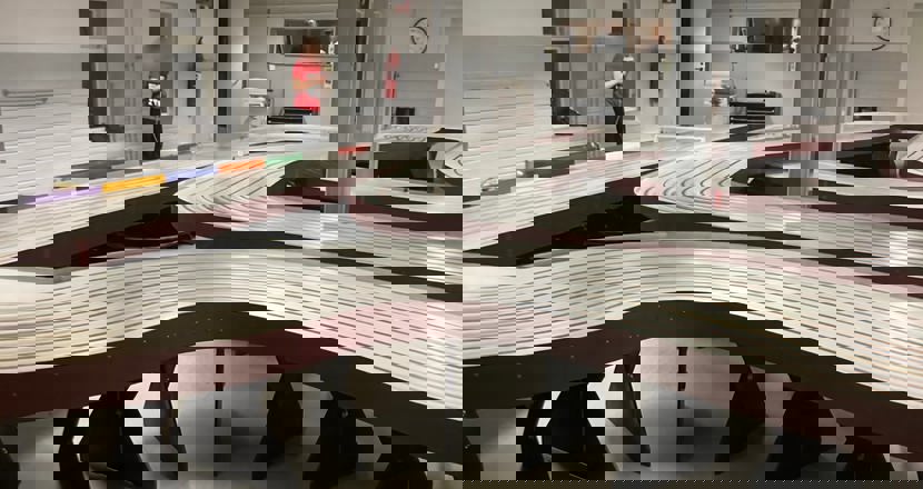 En läng bilbana för miniracing