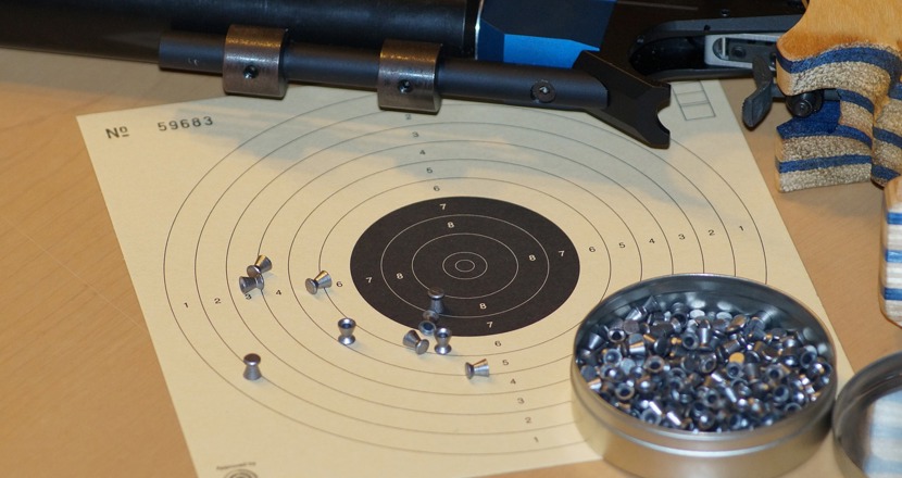 Tavla för luftgevärsskytte och en burk med skott