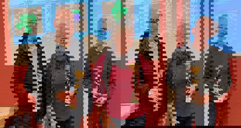 Tre personer på rad med varsin pokal i handen