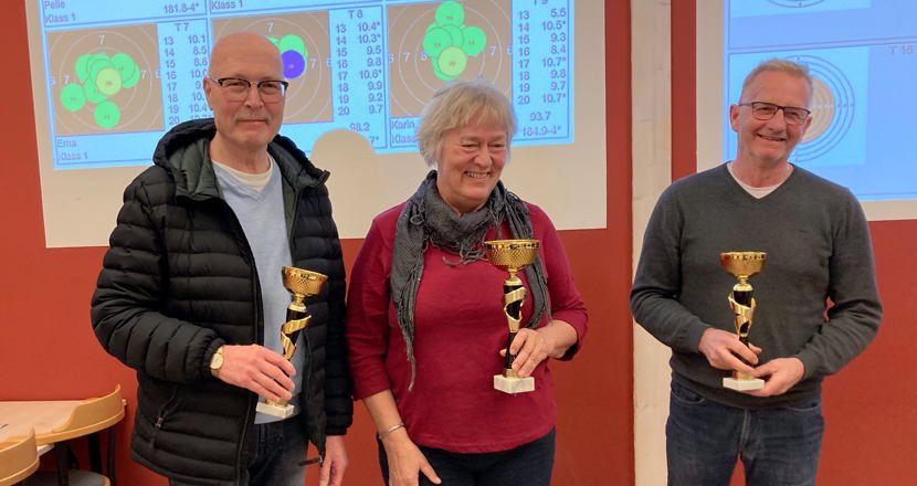 Tre personer på rad med varsin pokal i handen