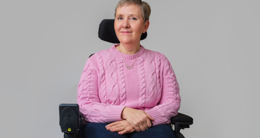 Lise Lidbäck klädd i en rosa stickad tröja. Foto.