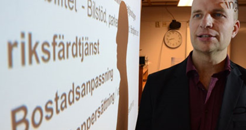 Magnus Andersson framför en projektorbild