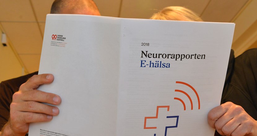 Två personer som läser Neurorapporten