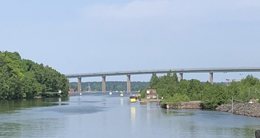 En bild på en lång bro.