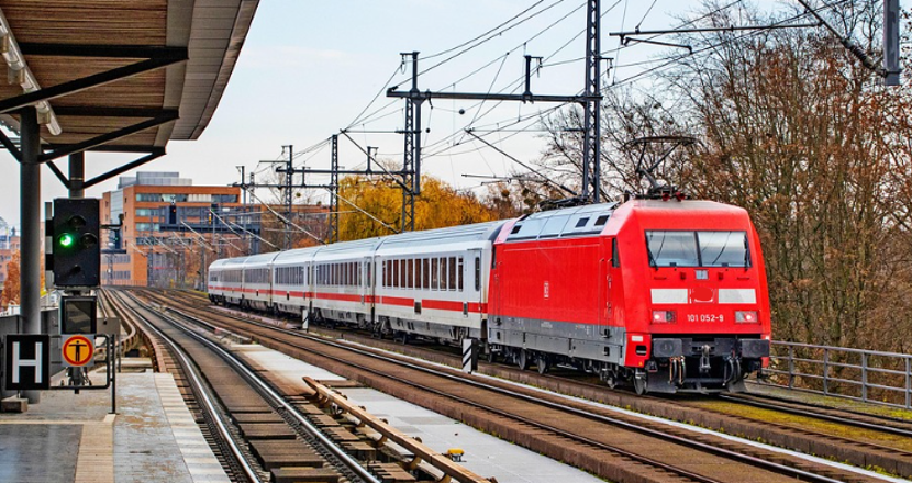Foto på rött tåg som passerar station