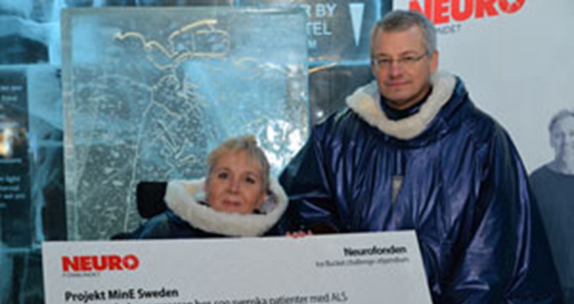 Lise Lidbäck, Peter Andersen och en stor pengacheck. Foto.