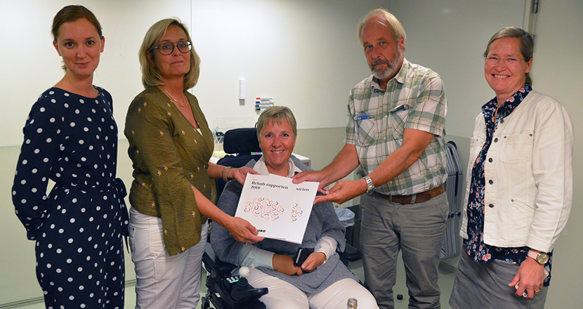 Fem personer, Lise i mitten med rapporten.