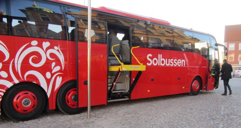 En röd buss med texten Solbussen