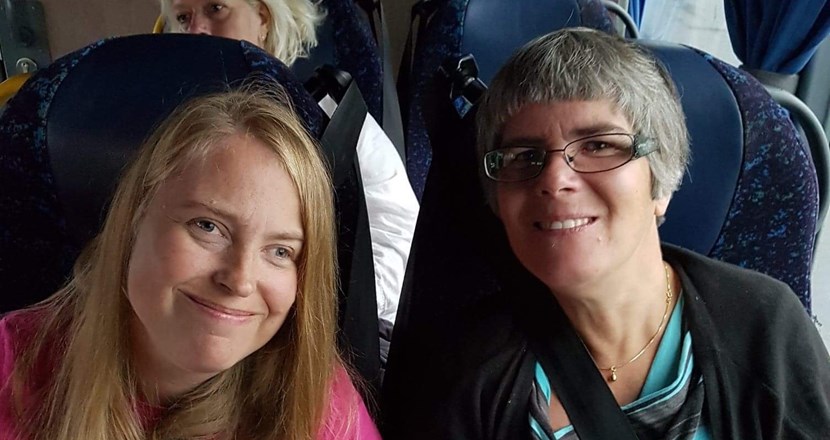 Camilla Björnehall och Karin Nilsson sitter bredvid varandra på bussen till Skellefteå