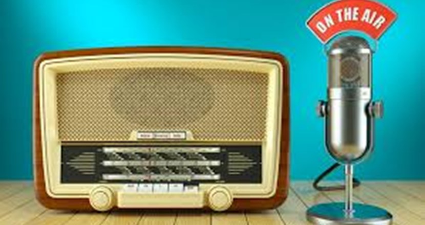 Gammal modell av radio och en gammaldags mikrofon
