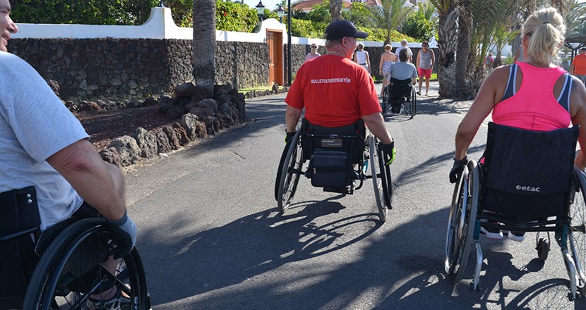 Personer i rullstol på Vintersol på Teneriffa. Foto.