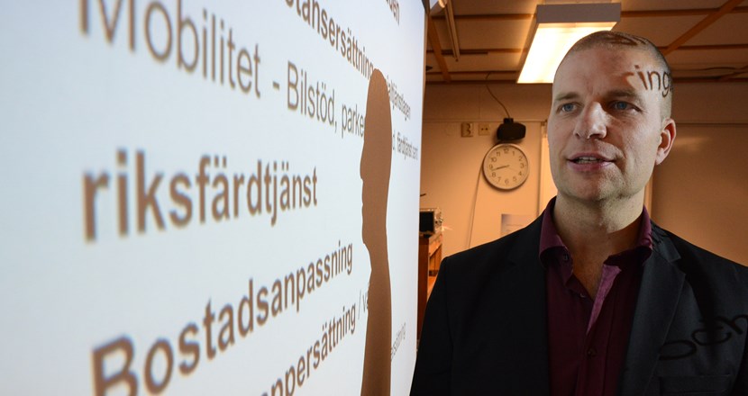Magnus Andersson framför en projektorskärm. Foto.