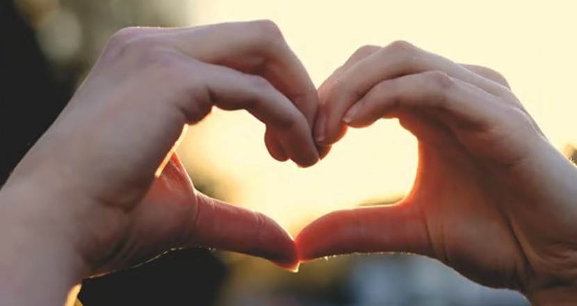Två händer som formar ett hjärta, gemenskap och samhörighet