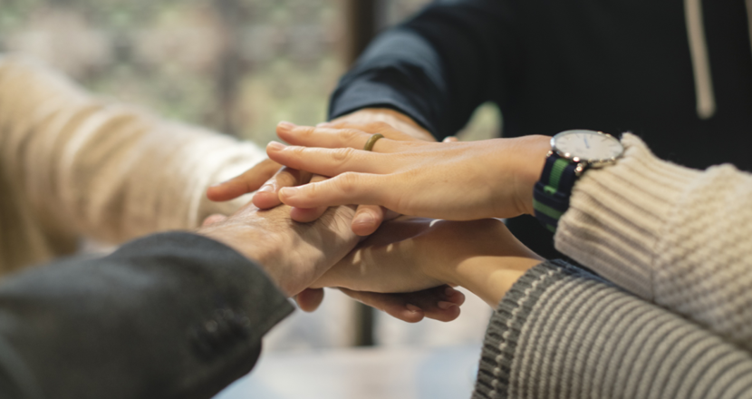 Flera händer tillsammans.