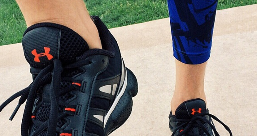 Foto på fötter med träningsskor