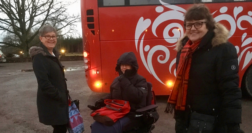 I vänta att få kliva på bussen