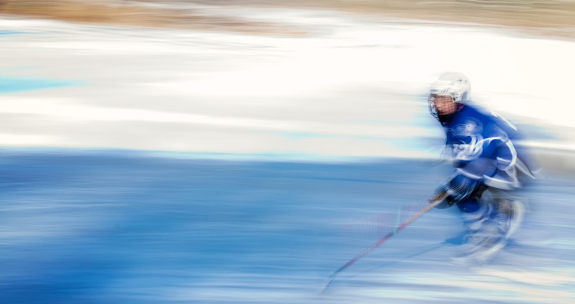 En ung hockeyspelare, bild med rörelseoskärpa