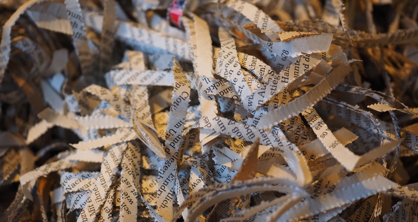 Strimlat papper i papperskorgen