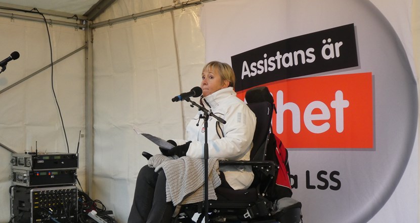 En bild på Lise när hon talar på Norra Bantorget i december 2017.