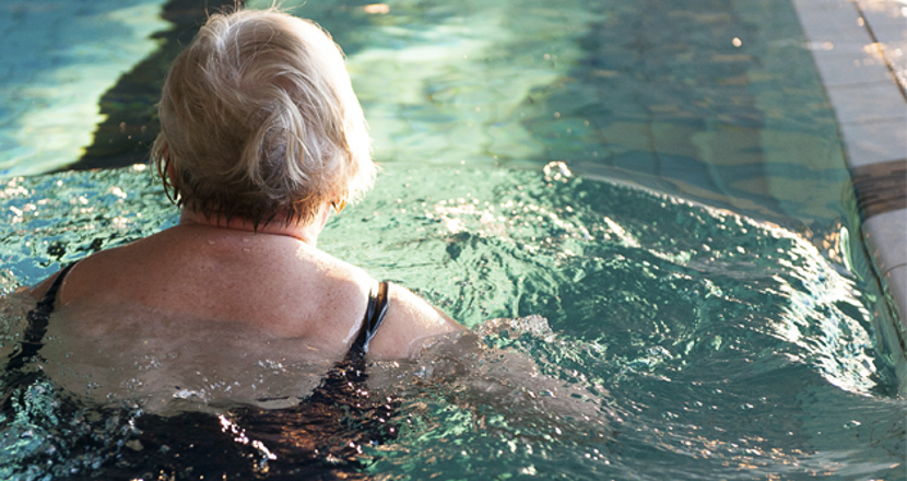 Kvinna tränar simning