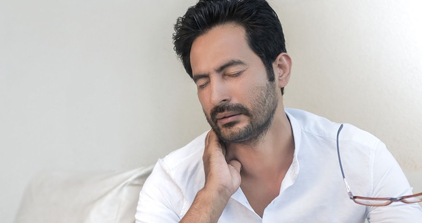 Foto på en mans hals och nacke