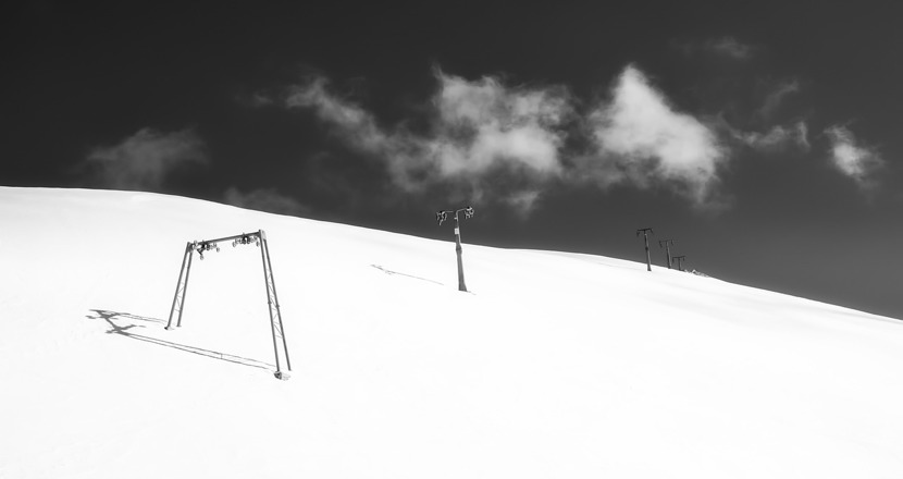 En svartvit bild på en öde skidbacke.