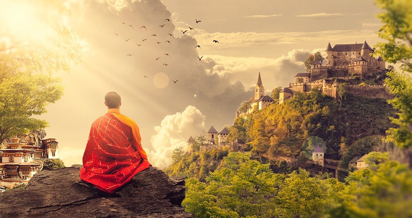 En buddhistmunk i ett vackert bergslandskap