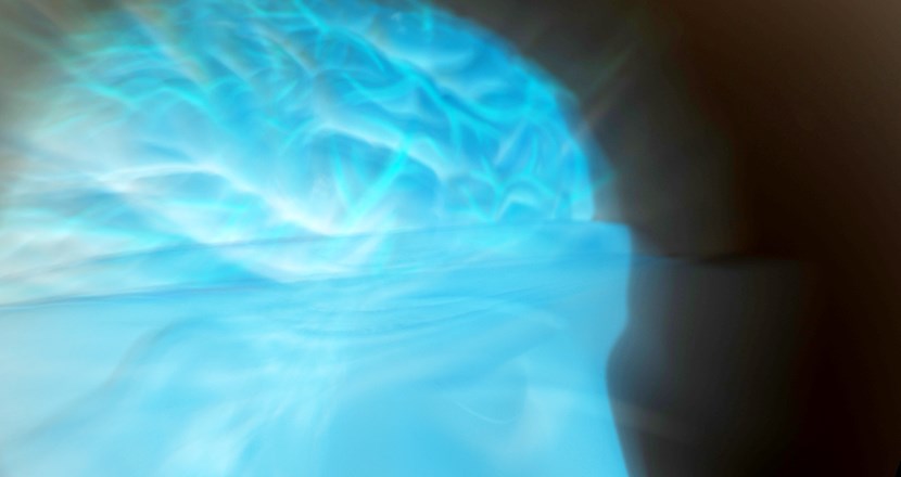 En bild på en lysande blå hjärna