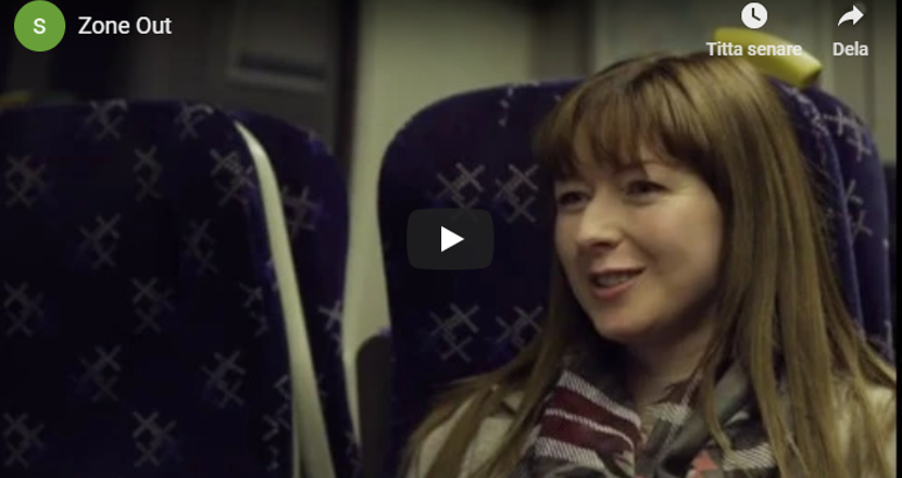 En ung kvinna på ett tåg.