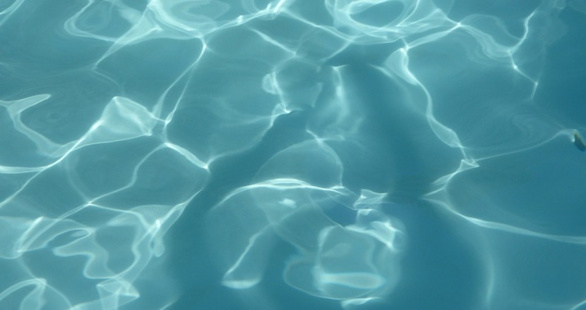 Vatten i en simbassäng