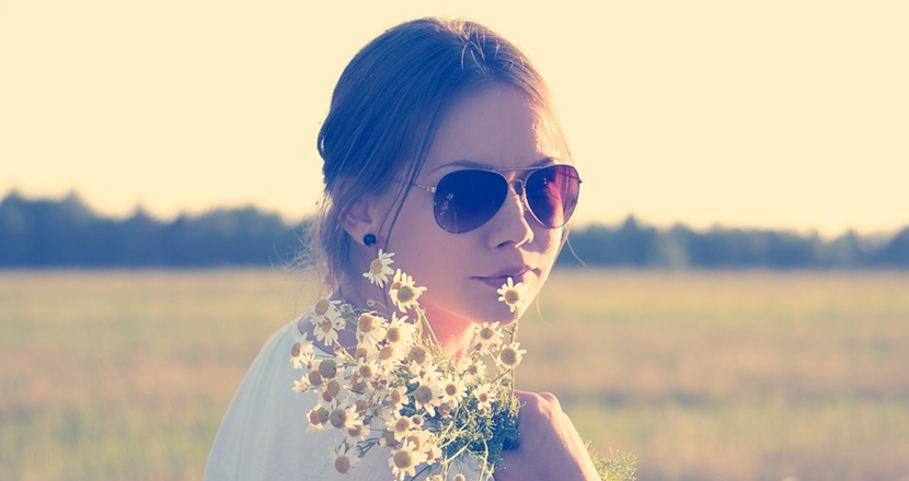 Bild på tjej i tonåren med solglasögon