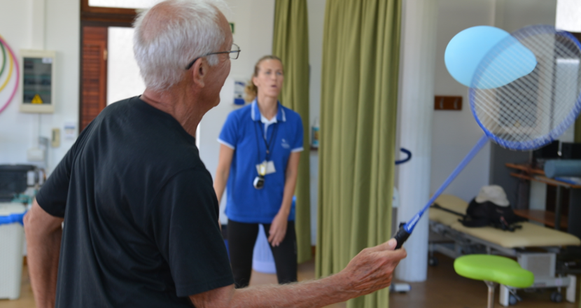 Bild på rehabträning av koordination med badmintonracket.