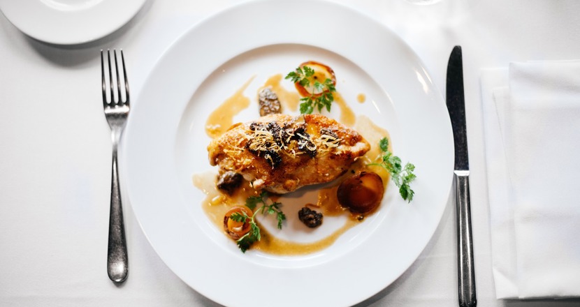 En tallrik med mat på.