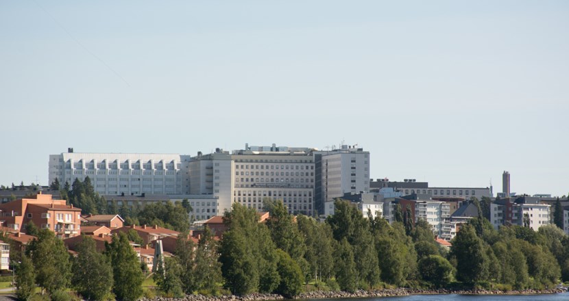 Norrlands universitetssjukhus sett från Umeälven. 