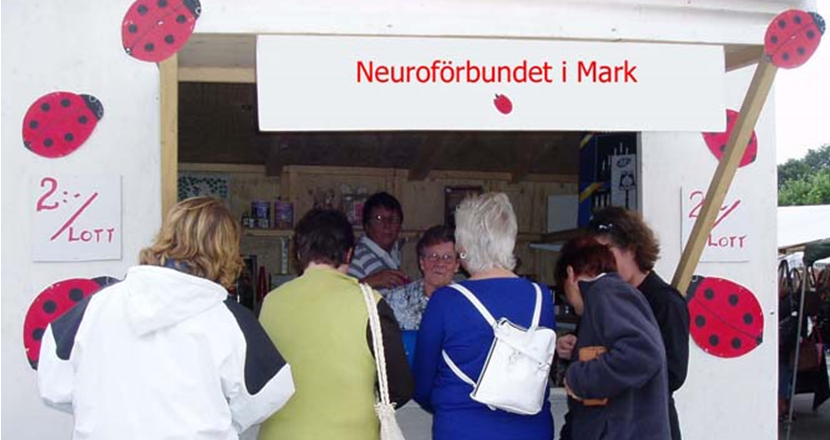 Människor som köper lotter av Neuroförbundet i Mark på Skene Marten.
