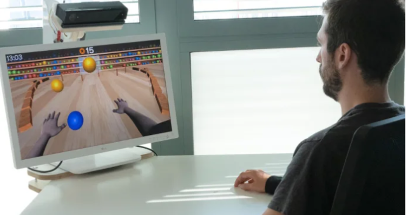 En man framför en dataskärm