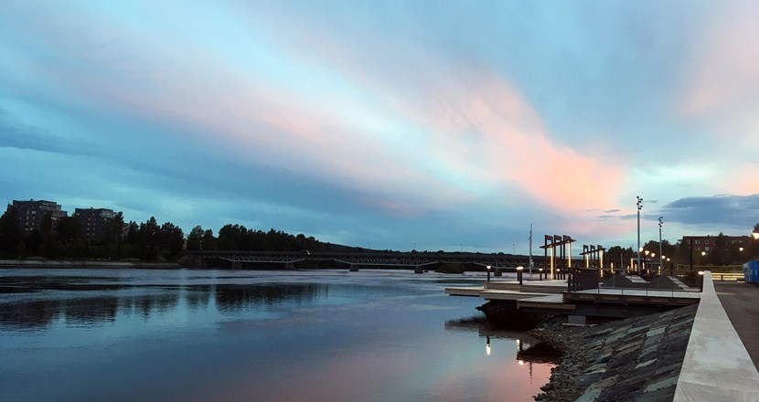 Solnedgång över hamnen i Skellefteå. Foto.