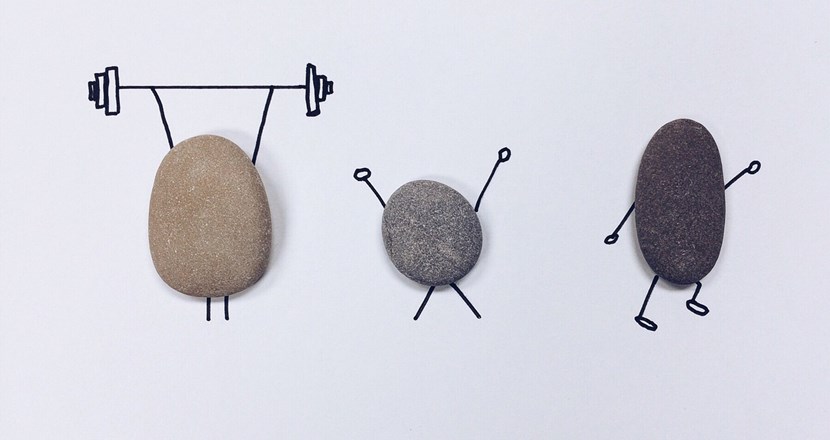 Tre stenar som styrketränar.