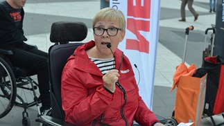 Lise Lidbäck neuroordförande talar. Foto: Håkan Sjunnesson