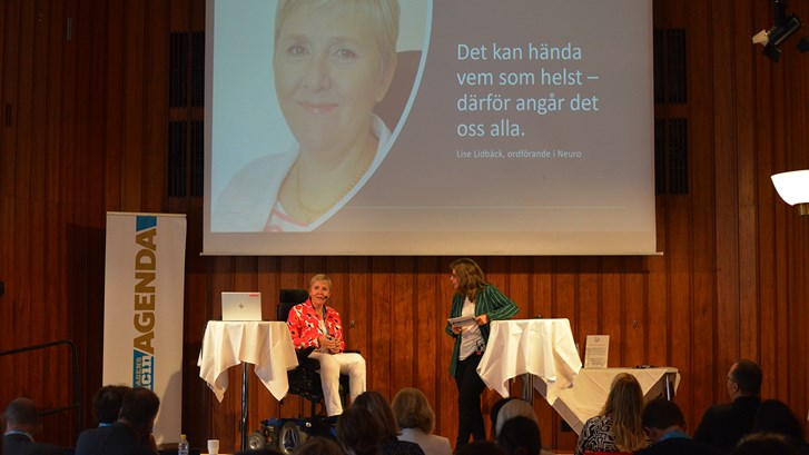 Lise Lidbäck på DM-scenen om smärta. Foto: Håkan Sjunnesso/NeuroMedia