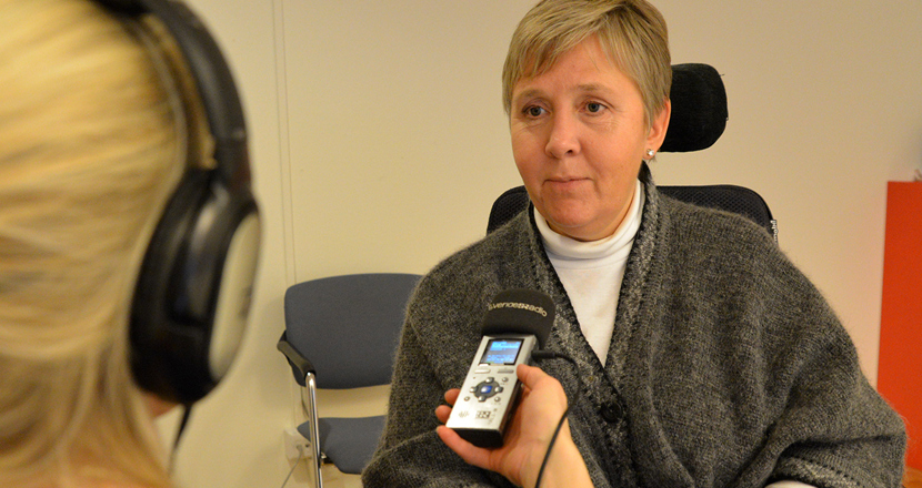 Lise Lidbäck blir intervjuad. Foto.