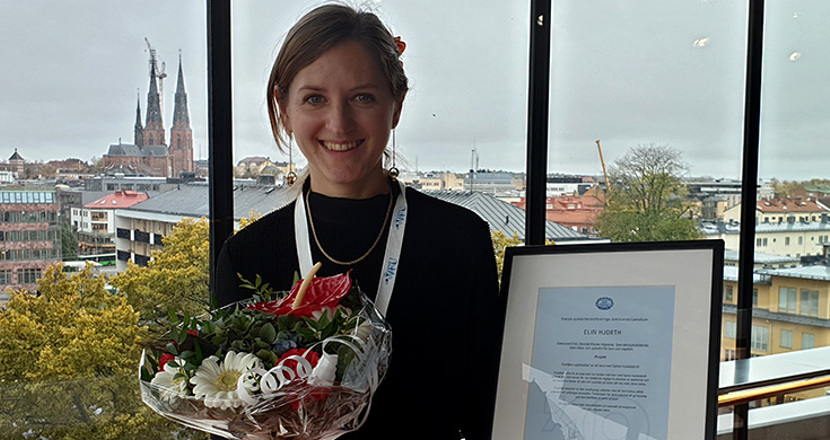 Bild på Elin med blommor och diplom