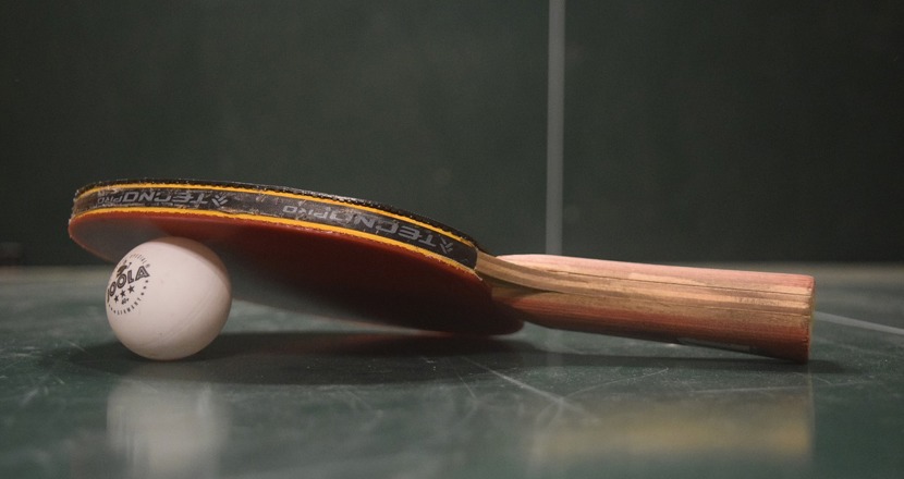 Bordtennisracket och boll