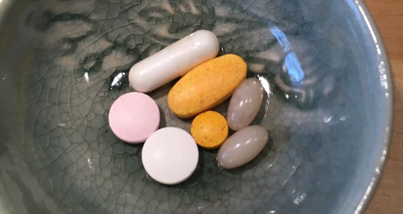 Tabletter i en grå keramikskål