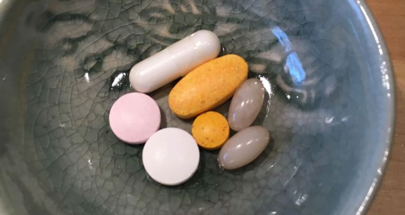 Tabletter i en grå keramikskål